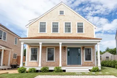 Image de 6 Bedroom, newly constructed Nantucket vacation home located in Miacomet