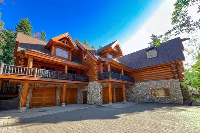 Image de The Grand Alpine Lodge, Luxury Ski In / Ski Out w/ Hot Tub, Sleeps 20!