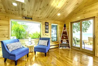 Image de Lake Front Private Retreat near Niagara Falls with 5 bedrooms, 3. 5 bathrooms
