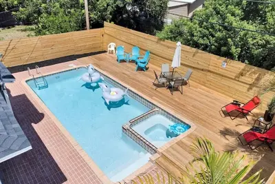 Image de Remodeled Hot Tub & Heated Pool house, 8 minutes to the beach! Shark Tank theme