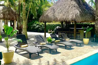 Image de Tiki Hut Paradise with private pool and jacuzzi.