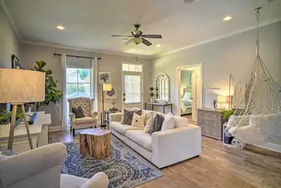 Image de Baton Rouge Game Day House w/ Chic Yard Space