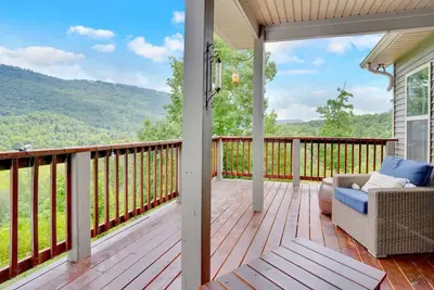 Image de Treetop Retreat - Amazing Views, Hot Tub, Secluded