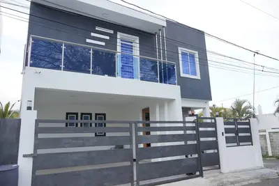 Image de A new modern yet cozy home. It's a perfect place to come for a vacation.