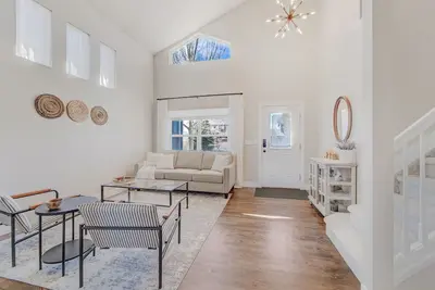 Image de New Radiant family home with impeccable design close to Usafa