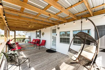 Image de Adorable Cottage with Pool Minutes from Beach!