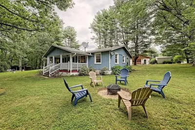Image de Escape to nature with this pet-friendly, family retreat just 15 minutes from Highlands! Perfect for hiking, relaxation, and playtime with the kids.