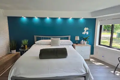 Image de Freshly remodeled, modern & pet friendly unit!