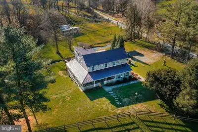 Image de Family Friendly Home w\/ Large 1 Acre Backyard & Decks