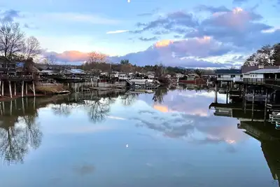 Image de Fishing bungalow on the water w\/private dock.