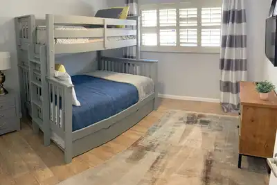 Image de 2 bed / 2 bath condo walking distance on canal path to Old Town!