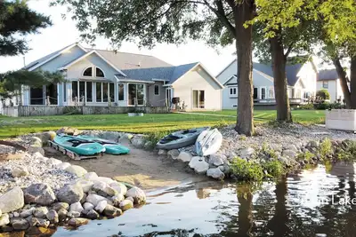 Image de Gun lake 4 Bed 2. 5 Bath Home w\/2 car garage, kayaks, paddleboards, free Wi-Fi