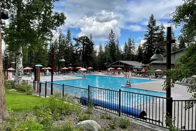 Image de First Tracks at Northstar By Tahoe Getaways with access to Ski Shuttle
