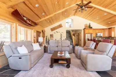 Image de Stony Bear Lodge. Amazing New Rental. Great location. Air Conditioning. Hot Tub and More.