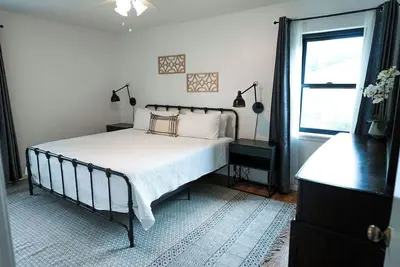 Image de Crestwood Haus | New Listing in Town!