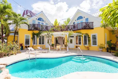 Image de Pure Bliss Hibiscus Room at Cayman's Award Winning Shangri-La Bed & Breakfast
