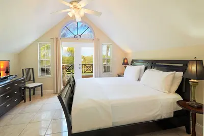 Image de Immerse in tranquility of Travellers Room at Award-Winning Shangri-La  B & B