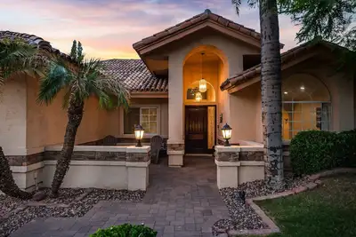 Image de 🏜🌵Good Vibes~Pool~ Hot-Tub~ Gig Wi-Fi ~Sleeps 9~Game Room ~Bbq🏜🌵