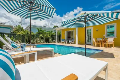 Image de The Luxe Sunshine Villa w/ *Private Pool House*