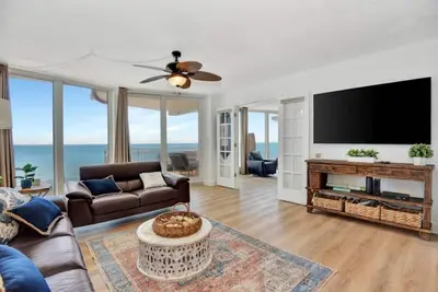Image de Penthouse Oceanfront Luxury condo, French doors, big views, sunrise and sunset