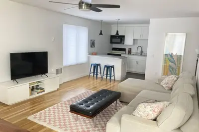 Image de Bellevue Ave - Pool - Steps to Everything!