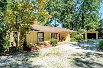 Image de Lovely & inviting home with a sun porch, washer/dryer & Ac