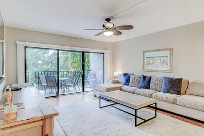 Image de 2nd-floor condo with balcony, pool & fast WiFi - walk to beach