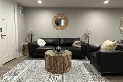 Image de Luxury lower level, pet friendly, fully fenced yard