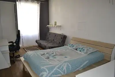 Image de Grande chambre d'hôte avec lit et canapé lit
