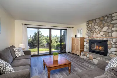 Image de Walk-out patio, lake Access and fireplace - Updated Marina Cay Oasis
