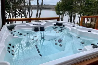 Image de Lakeside Retreat with Hot Tub