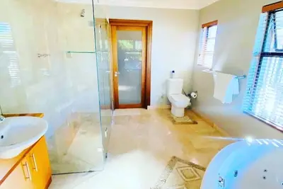 Image de Luxury Villa on Beaconhurst Drive 5 minutes to the beach