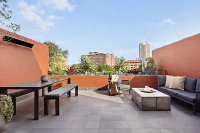 Image de Fox on Macleay is a Two Bedroom Apartment