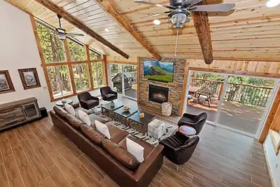 Image de Gold Rush Lodge: Exceptional Location in Big Bear's Eagle Mountain Estates! Luxury 5 En Suite Bedrooms! Ev Charger! Pet Friendly!