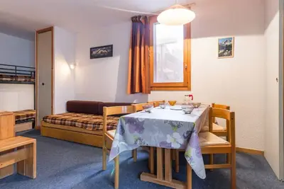 Image de Studio divisé avec terrasse sud, proche pistes et centre station, rez-de-chaussée