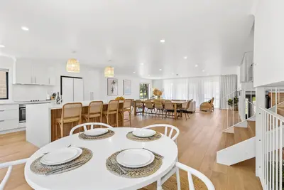 Image de Coastal Beach House. Perfect for family group getaway.