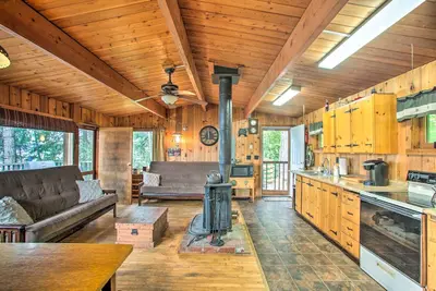 Image de Remote Escape: Serene Lakeside Cabin w/ Beach