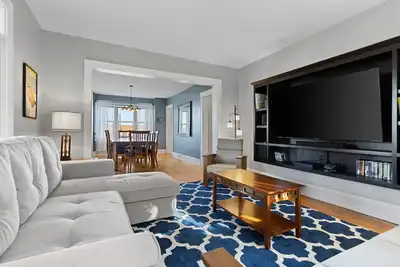 Image de Beautifully remodeled home with stunning views of lake and easy walkability to downtown Kewaunee!