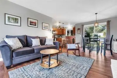 Image de Mountain View Townhome w/ Fireplace & Balcony