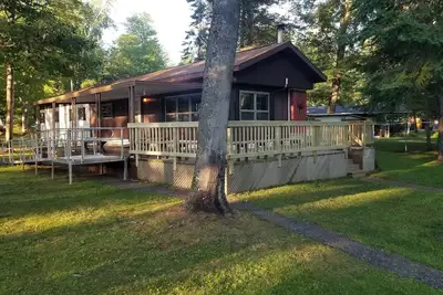 Image de Cozy family cottage w\/ fireplace, near lake and national forest.