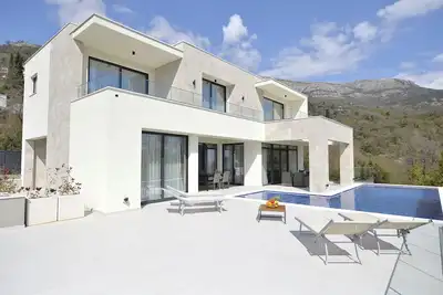 Image de Modern villa with sea view