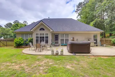 Image de Fayetteville Retreat w/ Hot Tub & Fenced Yard