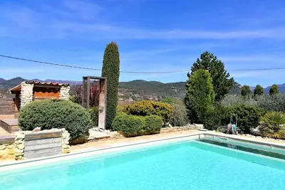 Image de Gîte moderne refait à neuf avec climatisation, jardin et jacuzzi.