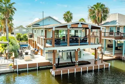 Image de Private Oasis - Bayfront, Heated Pool, Fire Pit!