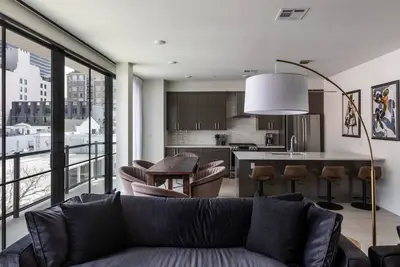 Image de Stunning Space with Balcony at The Moderne
