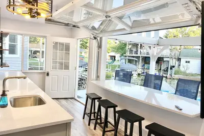 Image de Beautiful cottage with lake access and bonus entertaining space!
