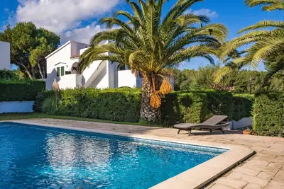 Image de Las Violetas, charmante maison avec grand jardin et piscine, à proximité de la plage.