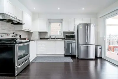 Image de Affordable Quiet 3 Bdrms + 2. 5 bath Home in Toronto Area