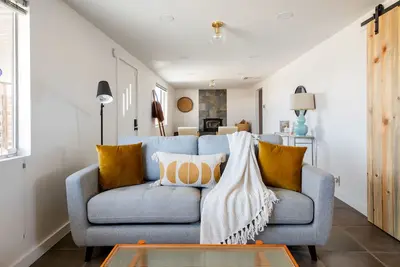 Image de Hill top Mid-century modern cabin close to Jt national park. Views, Pool, Jacuzzi