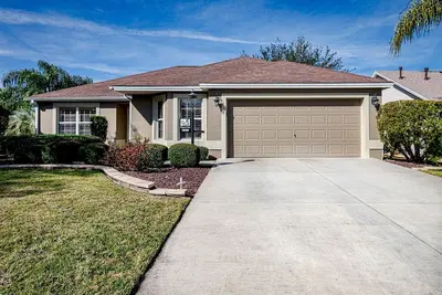 Image de Jasmine Designer Home in Mallory Village near Lake Sumter Landing
